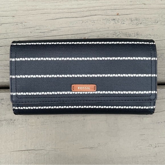 Fossil Logan Leather RFID Flap Clutch Wallet in black and white hearts pattern - Picture 2 of 14